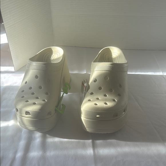 CROCS Cream Platform Sandals - Picture 1 of 7